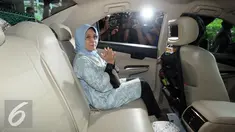 Sekjen DPR Winantuningtyastiti Swasanani berada didalam mobil usai jalani pemeriksaan oleh KPK, Jakarta, Kamis (26/11). Winantuningtyastiti diperiksa KPK sebagai saksi kasus penyalahgunaan dana Bansos Pemprov Sumut 2012-2013. (Liputan6.com/Helmi Afandi)