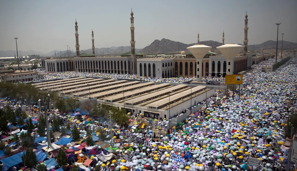 Suasana masjid Namirah yang dipenuhi ratusan ribu jemaah haji di Kota Arafah, Arab Saudi (31/8). Masjid ini hanya dibuka setahun sekali, yaitu pada tanggal 9 Dzulhijah, saat jemaah haji melaksanakan wukuf di arafah. (AP Photo / Khalil Hamra)