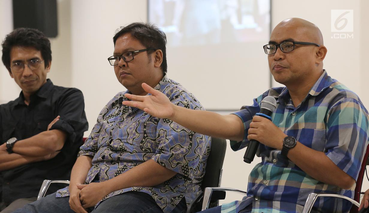Bachtiar Firdaus (kanan) dan aktivis 98 saat menjadi pembicara dalam talkshow 20 tahun (Belum Tuntasnya) Reformasi di Kampus UI Salemba, Jakarta, Sabtu (19/5). Talkshow membahas Anti KKN, Supremasi Hukum dan Dwifungsi ABRI. (Liputan6.com/Fery Pradolo)