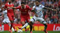 Bek Liverpool asal Inggris #66, Trent Alexander-Arnold, menantang striker Bournemouth asal Belanda #19, Justin Kluivert, selama pertandingan sepak bola Liga Primer Inggris antara Liverpool dan Bournemouth di Anfield di Liverpool, barat laut Inggris, pada 21 September 2024. (Paul ELLIS/AFP)