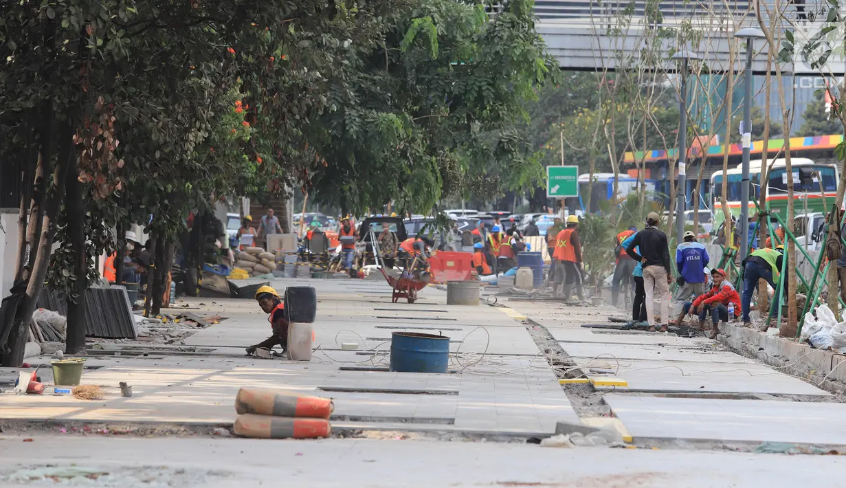 Suasana pembangunan jalur pedestrian di Jalan Sudirman, Jakarta, (2/7). Dirut PT MRT Jakarta William Sabandar mengatakan bertanggung jawab memperbaiki jalur pedestrian di lima stasiun utama yang ada di sepanjang koridor ini. (Liputan6.com/Arya Manggala)