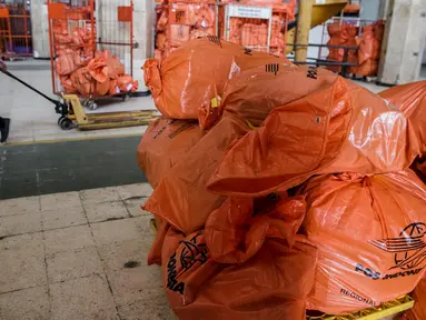 Tumpukan paket yang akan diantar ketujuannya disiapkan di Kantor Pos Besar, Jakarta, Kamis (15/6). Menjelang Hari Raya Idul Fitri pengiriman paket melalui kantor pos naik hingga 30 persen dibandingkan bulan-bulan biasa. (Liputan6.com/Faizal Fanani)