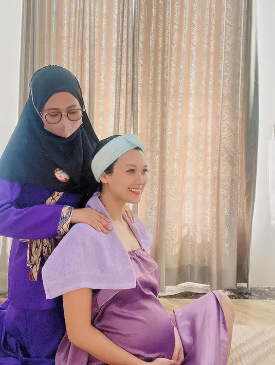 Menjelang kelahiran anak ketiga, wanita asal Bandung ini rutin 2 minggu sekali pijat pregnancy. Pasca melahirkan nanti, ia juga sudah bersiap untuk pijat laktasi (untuk melancarkan ASI). Dan yang terpenting adalah ia juga akan melakukan pijat post partum untuk mempercepat penyembuhan pasca melahirkan. (Liputan6.com/IG/@sylvia_fully88)