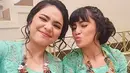 Berbeda dengan Marshanda yang berkarier di dunia hiburan, Alyssa memilih untuk tidak mengikuti jejak sang kakak. Ia menikah pada tahun 2022 dan memilih fokus pada kehidupan keluarganya. Meski demikian, kedekatan keduanya tetap terjaga, seperti momen saat kakak-beradik ini kompak kenakan kebaya hijau mint di acara keluarga. (Liputan6.com/IG/@marshanda99)