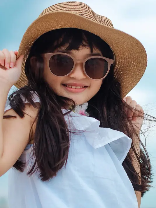 Graciella Abigail saat memakai kacamata beserta topi membuatnya terlihat tampak imut. Banyak netizen sepakat menyebut anak berusia 9 tahun ini terlihat menggemaskan dengan paras yang terlihat begitu cantik menawan. (Liputan6.com/IG/@graciellaabigail)