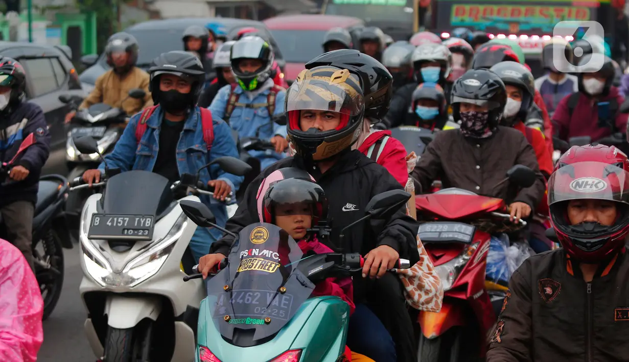 Meski terlihat lelah, banyak para pemudik yang membawa anak-anak dengan sepeda motor untuk merayakan Lebaran Idul Fitri 1444 H di kampung halaman. (Liputan6.com/Angga Yuniar)