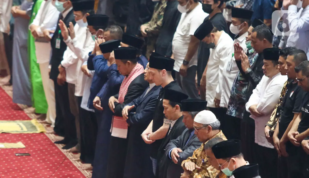 Mantan pesepakbola Timnas Jerman Mesut Ozil melaksanakan Sholat Jumat di Masjid Istiqlal, Jakarta, Jumat (27/5/2022). Dalam kunjungannya ke Indonesia, mantan pesepakbola Timnas Jerman tersebut menyempatkan Sholat Jumat di Masjid Istiqlal. (Liputan6.com/Herman Zakharia)