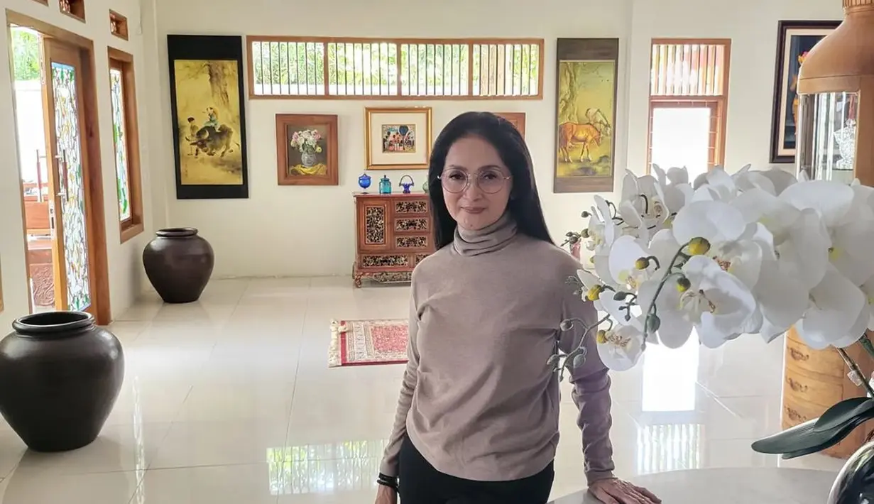 Gaya Anna Maria juga membuatnya tampak selalu muda. Saat liburan, ia senang mengenakan pakaian lengan panjang, seperti sweater atau turtleneck. Foto: Instagram.