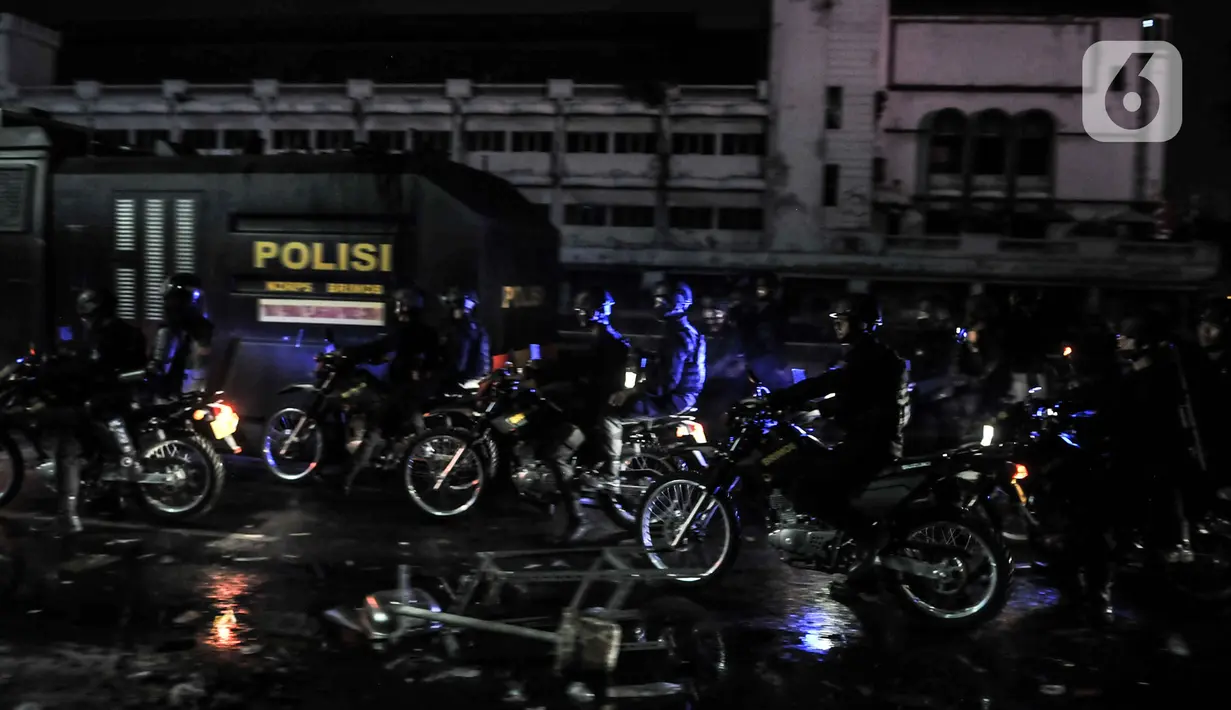 Aparat kepolisian berupaya membubarkan massa di kawasan Harmoni, Jakarta, Kamis (8/10/2020). Polisi berhasil membubarkan unjuk rasa ricuh yang dilakukan massa penolak UU Cipta Kerja dengan tembakan gas air mata dan watercanon. (merdeka.com/Iqbal S. Nugroho)