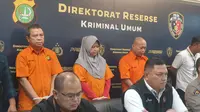 Polda Metro Jaya merilis para tersangka kasus penipuan terhadap jemaah umrah di Arab Saudi. (Merdeka.com)