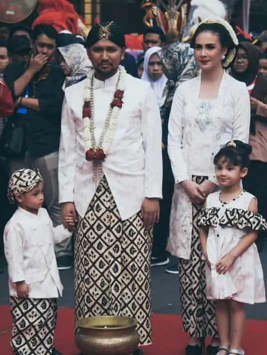 Tak hanya berkerudung, Arumi Bachsin juga tampil anggun dalam balutan pakaian adat saat mendampingi Emil di Kirab Pusaka Hari Jadi Trenggalek. Kecantikannya makin terpancar dengan sanggul dan kebaya putih. (Liputan6.com/IG/@emildardak)