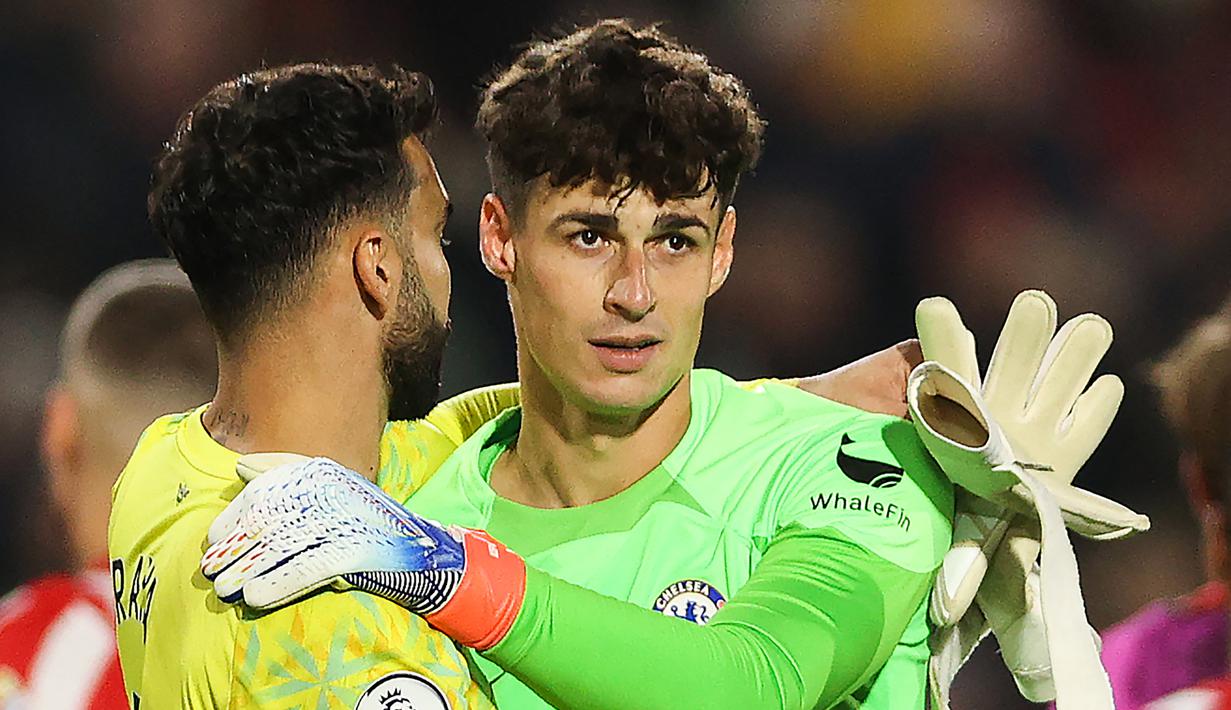 Kepa Arrizabalaga. Serupa dengan Sergio Ramos, kiper Chelsea berusia 28 tahun ini juga mampu merebut posisi kiper utama The Blues pada awal musim 2022/2023 dan berharap masuk skuad Timnas Spanyol di Piala Dunia 2022 Qatar. Sial baginya, cedera datang menghampirinya saat laga terakhirnya kontra Brighton pada 29 Oktober 2022 lalu. (AFP/Adrian Dennis)