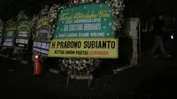 Deretan karangan bunga dukacita di kediaman SBY di Cikeas, Kabupaten Bogor, Jawa Barat, Sabtu (1/6/2019) malam. (Merdeka.com/Muhammad Genantan Saputra)