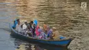 Warga menaiki peruhi bersiap menunaikan salat Idul Fitri 1439 H di Pelabuhan Sunda Kelapa, Jakarta, Jumat (15/6). Seluruh umat islam merayakan hari Idul Fitri 1349 H yang jatuh pada Jumat, 15 Juni 2018.            (Merdeka.com/Imam Buhori)