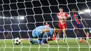 Kiper Girona, Paulo Gazzaniga gagal menangkap bola dari umpan silang pemain PSG, Nuno Mendes pada laga Liga Champions 2024/2025 yang berlangsung di Parc des Princes, Paris, Prancis, Kamis (19/09/2024). (AFP/Franck Fife)