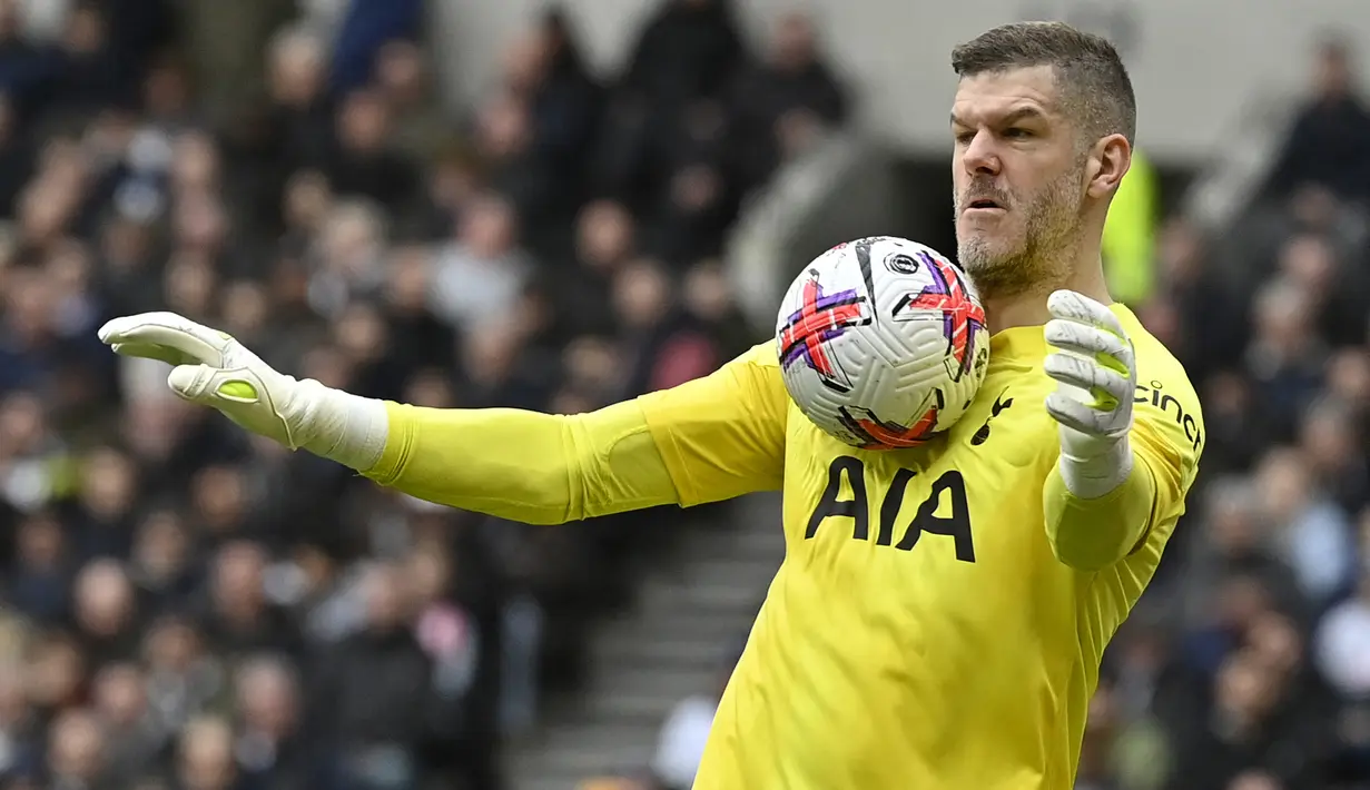 Kiper Tottenham Hotspur, Fraser Forster mengontrol bola dengan dada saat menghadapi Nottingham Forest pada laga Liga Inggris 2022/2023 di Tottenham Hotspur Stadium, London (11/5/2023). Fraser Forster didatangkan Southampton pada awal musim 2014/2015 dari Glasgow Celtic. Setelah sempat dipulangkan ke Glasgow Celtic dengan status pinjaman selama semusim pada 2019/2020, ia kemudian dilepas ke Tottenham Hotspur pada awal musim 2022/2023 dengan status bebas transfer. (AFP/Justin Tallis)