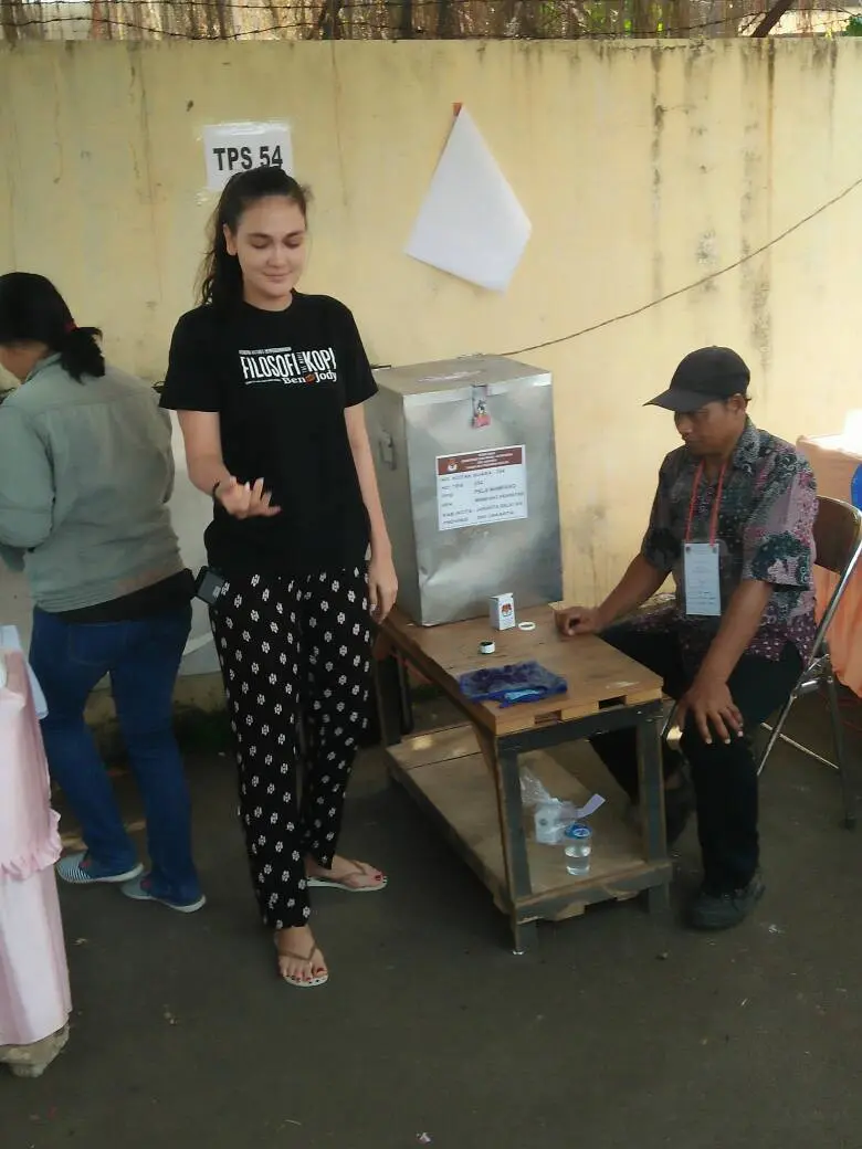 Luna Maya ikut memilih di TPS 54 Kelurahan Pela Mampang