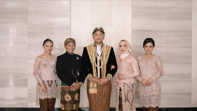6 Potret Penampilan Amel Carla di Pernikahan Kakak, Tampil Anggun