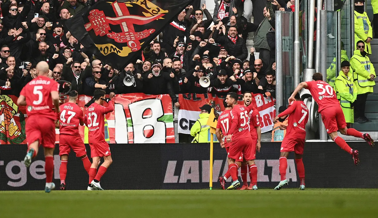 Pemain Monza Patrick Ciurria (ketiga kanan) merayakan gol ke gawang Juventus bersama rekan setimnya pada pertandingan sepak bola Liga Italia di Allianz Stadium, Turin, Italia, 29 Januari 2023. Juventus makin terpuruk usai kalah 0-2 dari Monza. (Marco Alpozzi/LaPresse via AP)