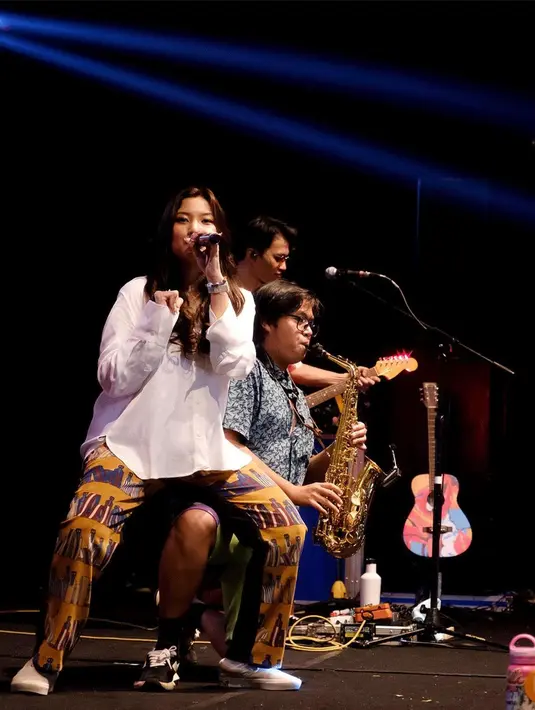 Di Palembang, Danilla pilih padukan kemeja putih dengan celana panjang tribal dan sneakers putih [@danillariyadi]