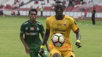 Gelandang Sriwijaya FC, Makan Konate, berusaha mengontrol bola saat melawan PSMS Medan pada perebutan tempat ketiga Piala Presiden di SUGBK, Jakarta, Sabtu (17/2/2018). PSMS kalah 0-4 dari Sriwijaya. (Bola.com/Vitalis Yogi Trisna)