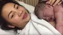 Kezia Karamoy mengumumkan kelahiran anak pertamanya lewat sebuah vlog yang diunggahnya di akun Youtube, Minggu(5/11/2017). (Instagram/itskeziakaramoy)