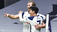 Striker Tottenham Hotspur, Harry Kane, bersama Son Heung-min melakukan selebrasi usai mencetak gol ke gawang Arsenal pada laga Liga Inggris di London, Minggu (6/12/2020). Tottenham menang dengan skor 2-0. (Glyn Kirk/Pool via AP)
