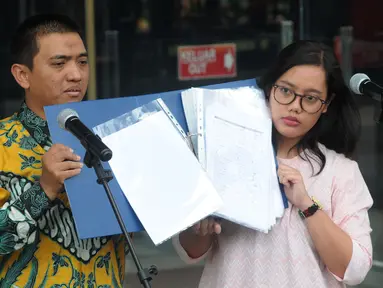 Ketua Wadah Pegawai KPK Yudi Purnomo Harahap (kiri) menunjukkan petisi 1.000 tanda tangan tolak Capim KPK bermasalah di Gedung KPK, Jakarta, Senin (2/9/2019). Pegawai KPK berharap Presiden Joko Widodo selektif memilih 10 Capim KPK yang akan diberikan ke DPR. (merdeka.com/Dwi Narwoko)