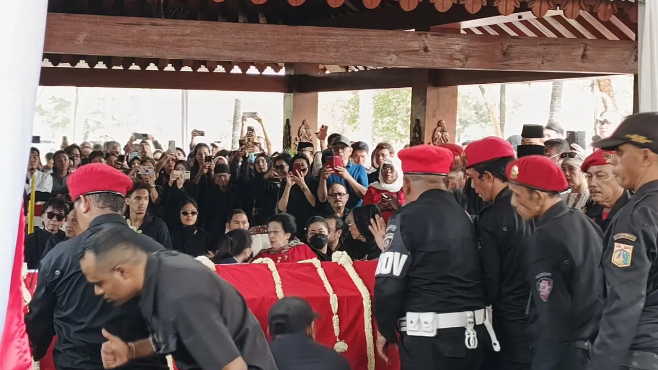 Jenazah Guruh Soekarnoputra Tiba di TPU Karet Bivak
