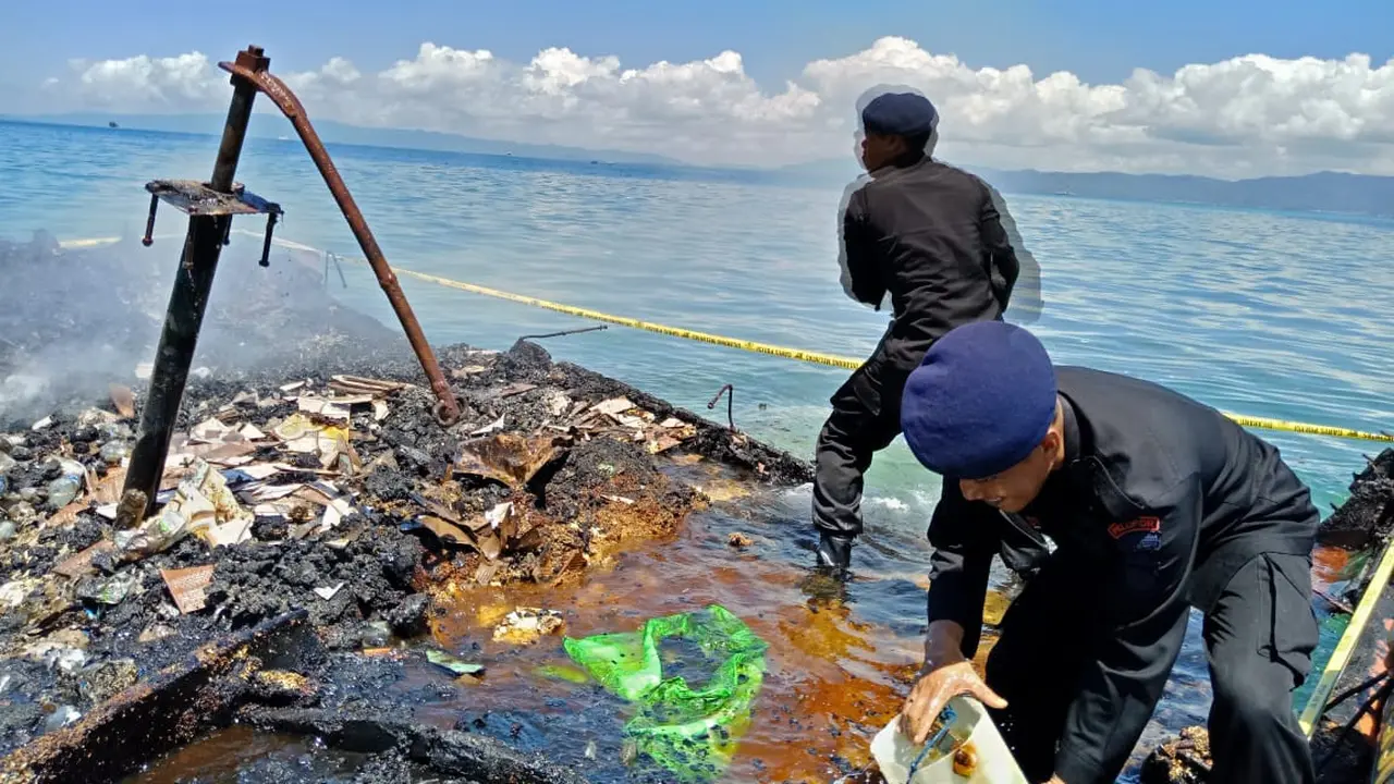 KM Izhar, usai terbakar dan tinggal puing di perairan Konawe, Jumat (16/8/2019).(Liputan6.com/Ahmad Akbar Fua)
