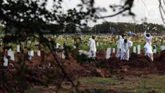 Petugas melakukan pemakaman jenazah dengan protokol COVID-19 di TPU Tegal Alur, Jakarta, Selasa (29/9/2020). Dari Maret hingga 25 September 2020, tercatat 2.145 jenazah dimakamkan dengan protokol COVID-19 di di TPU Tegal Alur. (Liputan6.comHelmi Fithriansyah)