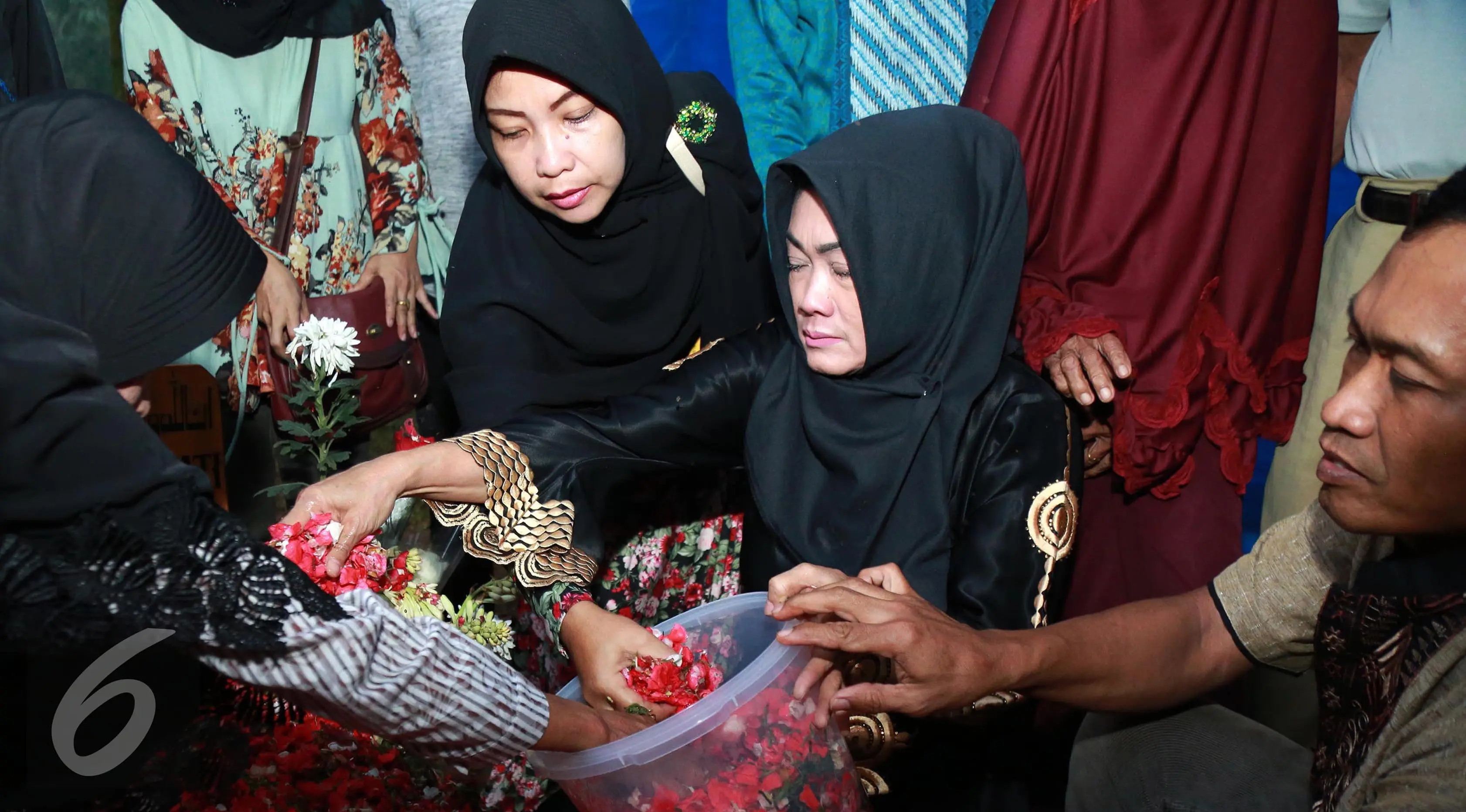 Ibunda Julia Perez, Sri Wulansih menziarahi makam putrinya. (Herman Zakharia/Liputan6.com)