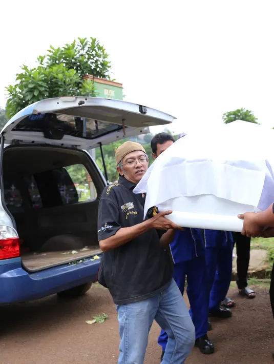 Jenazah sang maestro kini tiba di TPU Kampung Kandang, Jagakarsa, Jakarta Selatan, Senin (7/3/2016) sekitar pukul 14.10 wib. (Adrian Maulana/Bintang.com)