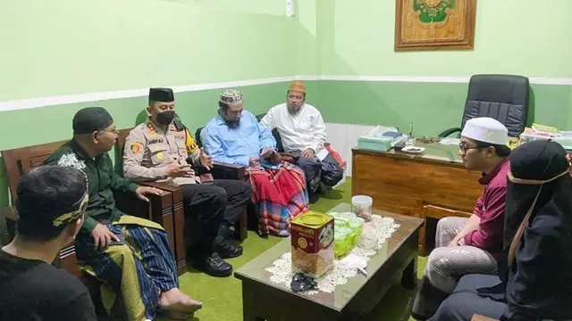 Gus Idris  pembuat konten video ajaran sesat (baju merah) melakukan tabayun ke tokoh NU Situbondo. (Istimewa)