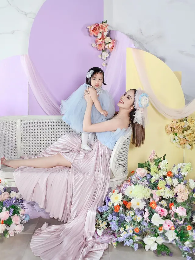 6 Pemotretan Momo Geisha Bersama Buah Hati, Pose Putrinya Curi Perhatian