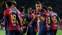 Pemain Barcelona, Ferran Torres melakukan selebrasi bersama rekan-rekannya setelah mencetak gol ke gawang Osasuna dalam laga lanjutan Liga Spanyol 2024/2025 di Estadi Olimpic Lluis Companys, Barcelona, Spanyol, Jumat (27/03/2025) waktu setempat. (AFP/Lluis Gene)
