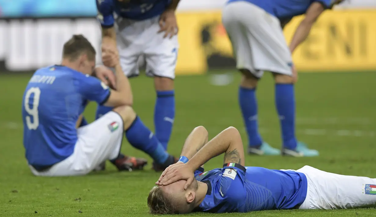 Para pemain Italia tampak bersedih usai gagal lolos ke Piala Dunia 2018 setelah disingkirkan Swedia di Stadion Giuseppe Meazza, Senin (13/11/2017). Italia bermain imbang 0-0 dengan Swedia. (AFP/Miguel Medina)