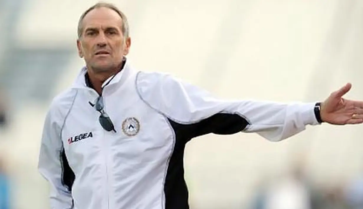 Pelatih Udinese Francesco Guidolin mengamati pasukannya bertanding menghadapi Bordeaux dalam partai persahabatan di Bayonne, Prancis, 20 Juli 2011. AFP PHOTO/NICOLAS TUCAT