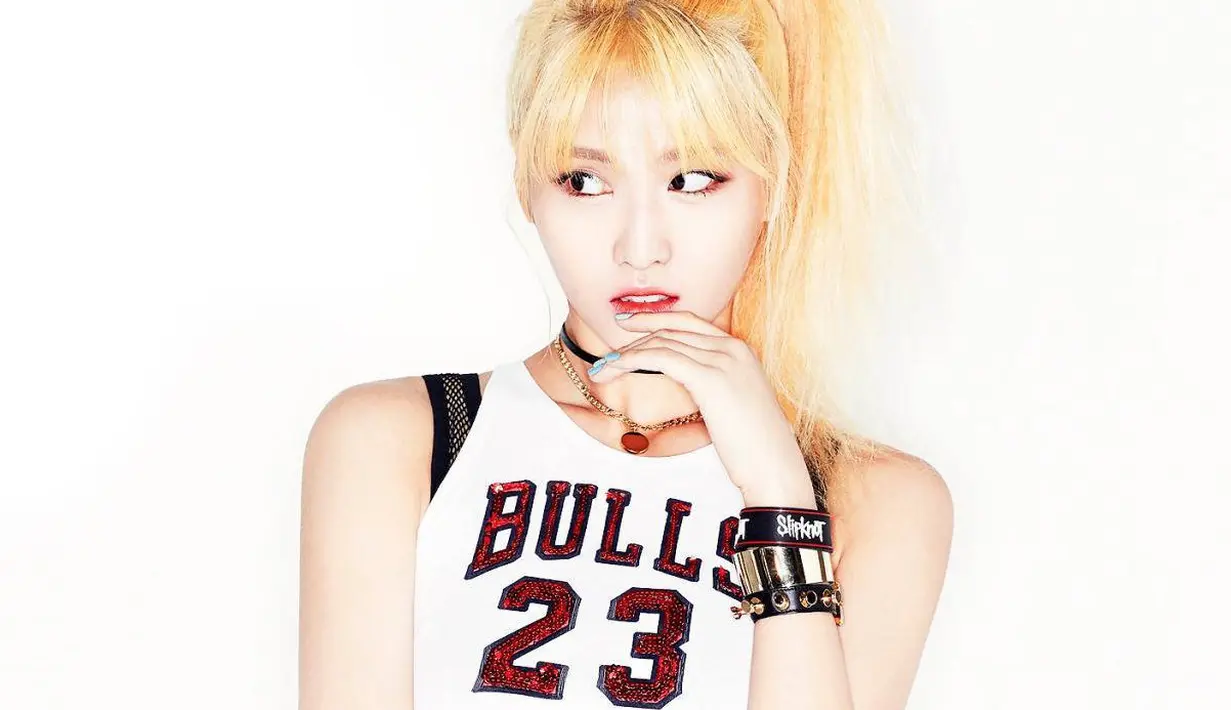 Dalam sebuah wawancara terbaru dengan majalah Ceci, Momo mengaku jika keluarganya sangat bangga saat anaknya muncul di televisi. (Foto: soompi.com)