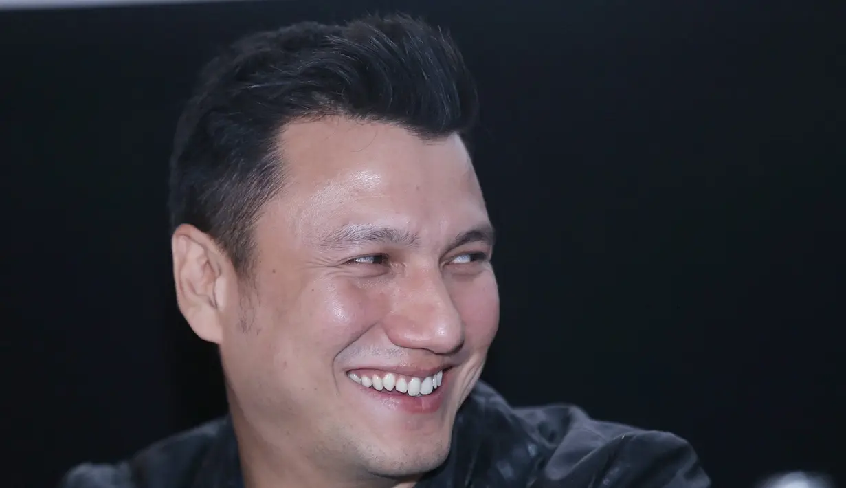 Terlibat dalam film horor, bagi suami Titi Kamal ini sebuah pengalaman baru. Ini kali pertamanya ayah dua orang anak itu terlibat dalam genre horor. Setelah main film Sabrina, ia mengaku ketagihan. (Nurwahyunan/Bintang.com)