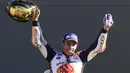 Marc Marquez saat berada di podium usai balapan celebrates on the podium  MotoGP Valencia di Ricardo Tormo Circuit, Cheste, (12/11/2017). Gelar tersebut merupakan yang keempat buat Marquez.  (AFP/Pierre-philippe Marcou)