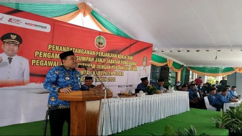 Bupati Blora Arief Rohman saat memberikan sambutan seusai pelantikan dan sumpah janji jabatan fungsional ASN PPPK di halaman Dinas Pendidikan Kabupaten Blora, Jawa Tengah. (Liputan6.com/Ahmad Adirin)