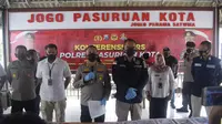 Polisi menetapkan 4 tersangka kasus ledakan bom ikan di Pasuruan yang tewaskan dua orang. (Dian Kurniawan/Liputan6.com)