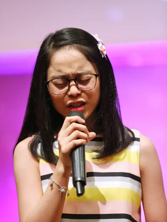 "Bertemu dengan Raja Dangdut udah. Terus satu lagi yang belum ketemu sama orang nomer satu di Indonesia. Kemarin sempet dede lihat konser Ari Lasso nyanyi di depan pak Jokowi, terus mikir 'dede kapan ya?" kata Lesty. (Adrian Putra/Bintang.com)