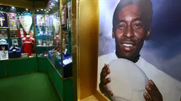 Foto legenda sepakbola Brasil, Pele terpampang di Museum Pele di Lugansk, Ukraina Timur (17/3/2016). Museum ini dibuka pada 2012 saat Ukraina menjadi tuan rumah Piala Eropa bersama Polandia. (AFP Photo/Aleksey Filippov)
