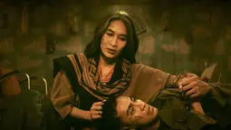 Ini foto di balik layar syuting Guna-Guna Istri Muda. Dalam film tersebut adik Adiba Khanza ini memerankan tokoh bernama Leo. 12 tahun terjun ke industri hiburan, akting apik Abidzar Al Ghifari banjir pujian. Lantaran kepiawaiannya dalam berakting, tak heran jika kemudian ia didapuk jadi pemeran utama di film remake Business Proposal garapan sutradara Rako Prijanto. (Liputan6.com/IG/@abidzar73)