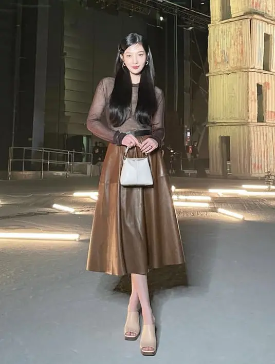 Joy Red Velvet hadir di Tod Fall Winter 2023/24 Milan Fashion Week. Ia tampil serba cokelat dari atasan lengan panjang dan rok kulitnha. Ia membawa mini bag putih. (@_imyour_joy)