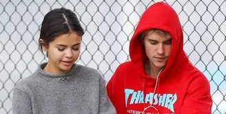Justin Bieber dikabarkan memberikan jara untuk Selena Gomez saat liburan Thanksgiving. Namun ia tak melakukannya untuk tujuan yang buruk. (HollywoodLife)