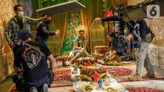 Pemain memerankan Serial Musikal Nurbaya yang diadaptasi dari novel Sitti Nurbaya: Kasih Tak Sampai di salah satu studio di Jakarta, Senin (28/06/2021). Serial Musikal yang dipersembahkan www.indonesiakaya dikemas dalam program online terbaru di kanal YouTube IndonesiaKaya. (Liputan6.com/HO/ID)