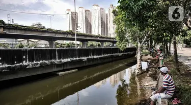 Warga saat memancing di Kali Ancol, Jakarta Utara, Kamis (11/3/2021). Kali Ancol menjadi wisata alternatif warga, terutama bagi yang hobi memancing untuk menghabiskan waktu liburan. Selain orang dewasa, sejumlah anak-anak pun terlihat asyik memancing di Kali Ancol. (merdeka.com/Iqbal S. Nugroho)